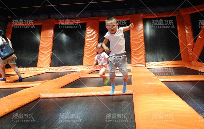 兒童樂園超級大蹦床 兒童樂園超級大蹦床