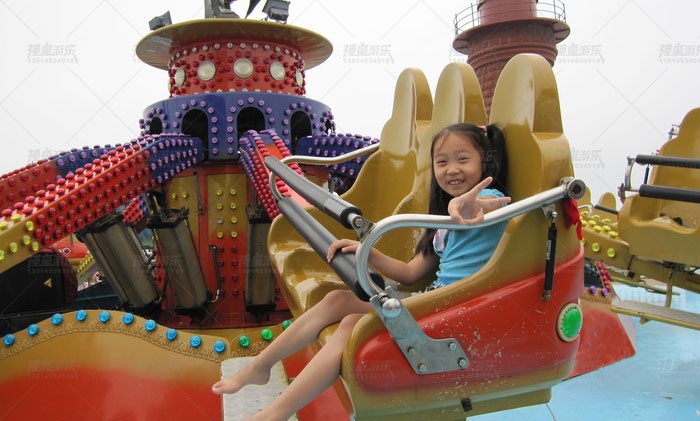 公園游樂(lè)設(shè)備激情跳躍 公園游樂(lè)設(shè)備激情跳躍