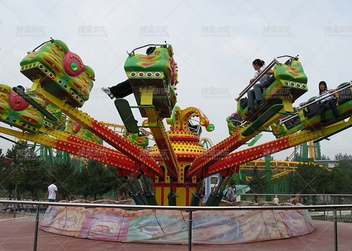 公園游樂(lè)設(shè)備激情跳躍 公園游樂(lè)設(shè)備激情跳躍