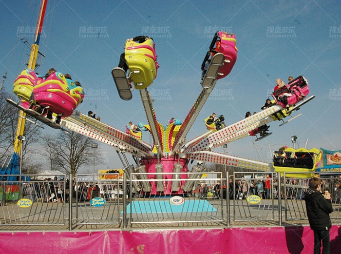 公園游樂(lè)設(shè)備激情跳躍 公園游樂(lè)設(shè)備激情跳躍