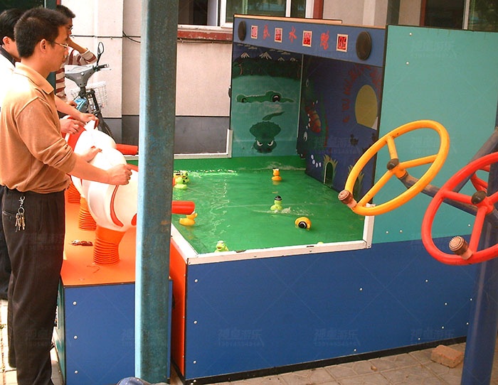 四人戲水鴨 四人戲水鴨